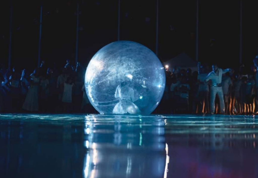 sfera_sull_acqua_per_evento_elegante_roma